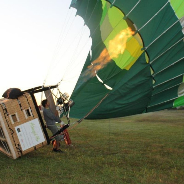 Montgolfière qui se redresse à la verticale durant la chauffe
